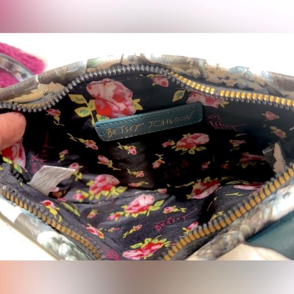 NWOT Betsey Johnson Poppy Crossbody Bag & Infinity Scarf W/ Black Bow Tie - Picture 6 of 10